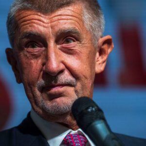 Populistický miliardár z tvrdého pravicového krídla s proruským sklonom výrazne ...