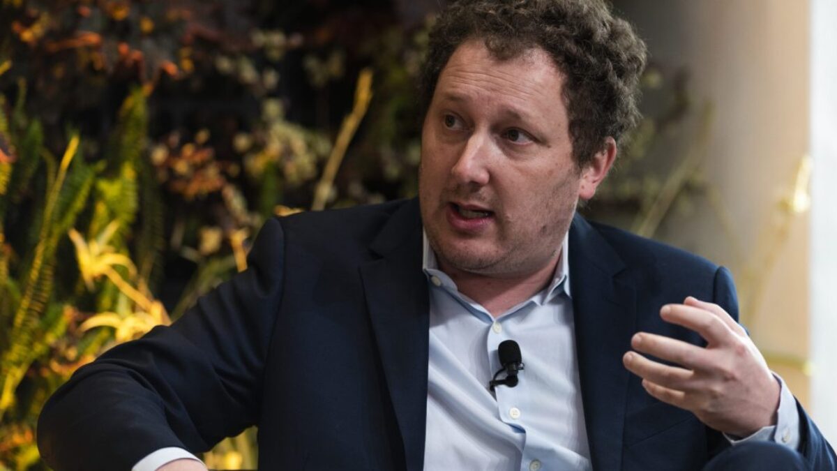 Zakladateľ MasterClass tvrdí, že riaditelia, ktorí denne nevyužívajú AI, sú len na 80 % takí dobrí ako ich kolegovia – vďaka vlastnému GPT ušetril celý pracovný deň.