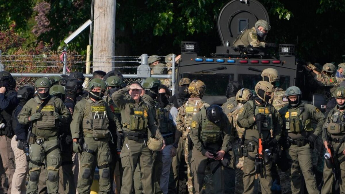 Trump federalizuje 300 členov Národnej gardy štátu Illinois pred očakávaným nasadením do štátu ovládaného demokratmi.