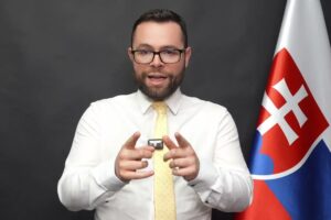 R. BESTRO: O POLITIKOVI BÁTOROVI A JEHO FOTKÁCH “ZA SLUŠNÉ SLOVENSKO”