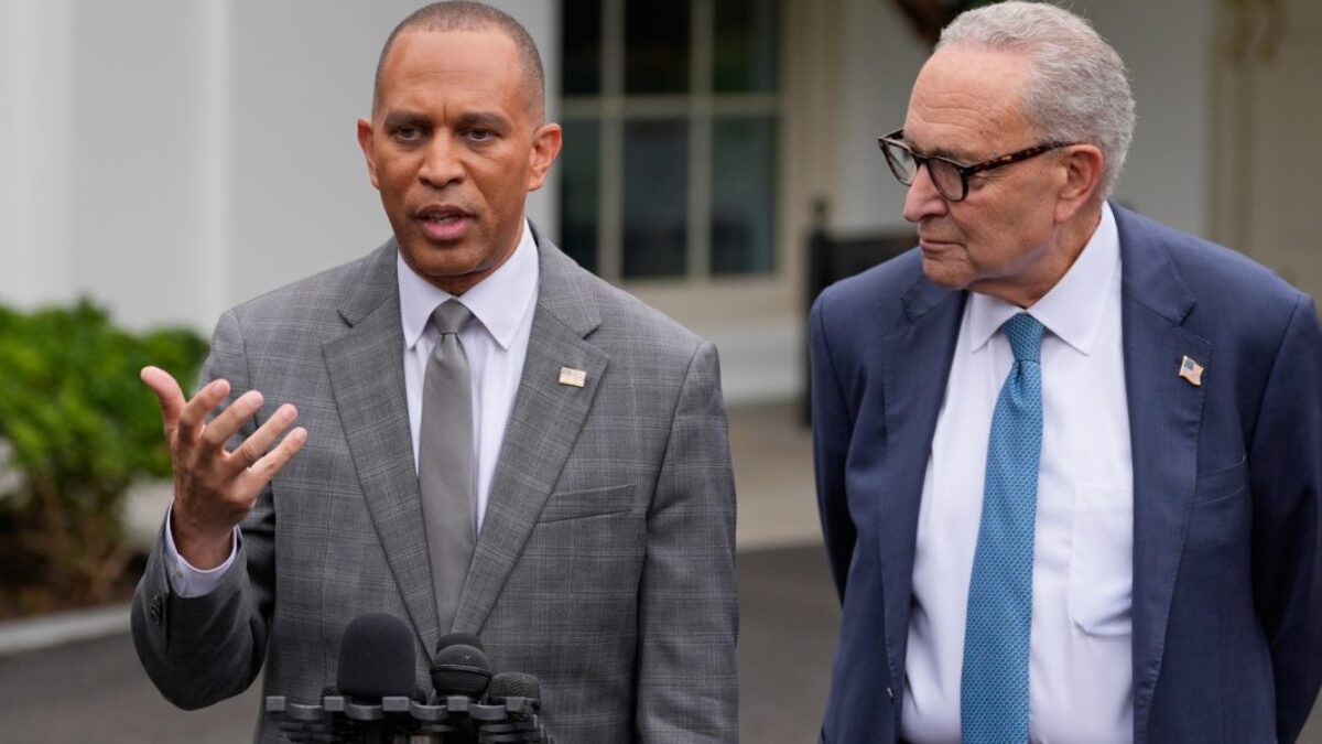 Počas stretnutia v Bielom dome si Hakeem Jeffries všimol šiltovku s nápisom „Trump 2028“ a spýtal sa JD Vancea: „Hej, brácho, máš s tým problém?“