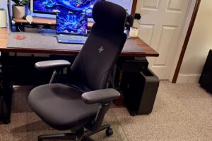 LiberNovo Omni: Minimalistická stolička s elektronickým nastavením mení pohľad n...