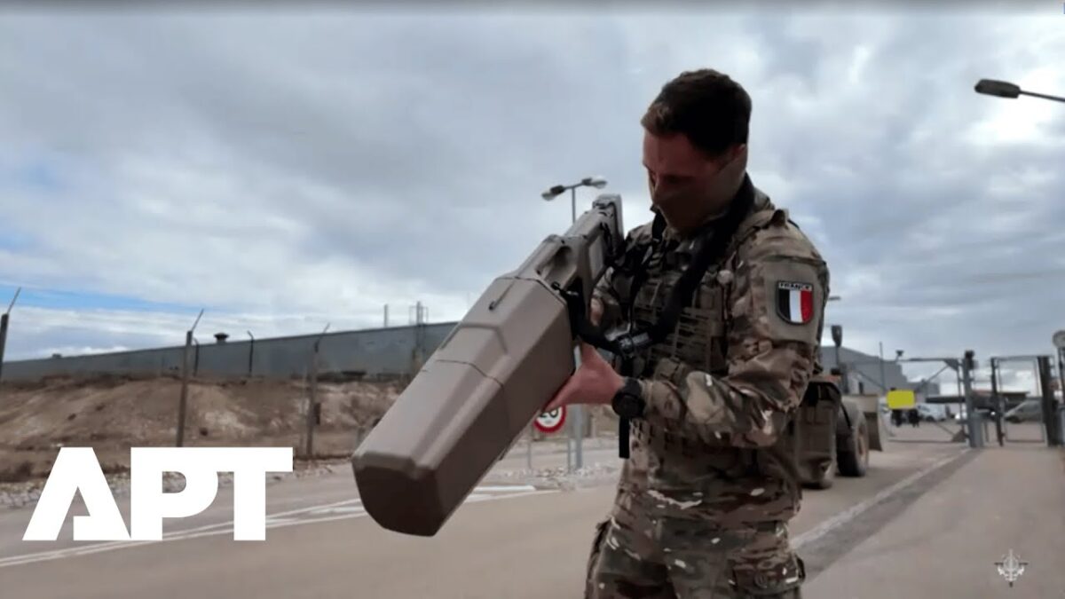 Francúzsko nasadzuje vrtuľník a vojakov do protidrónových operácií pred summitom EÚ v Kodani.