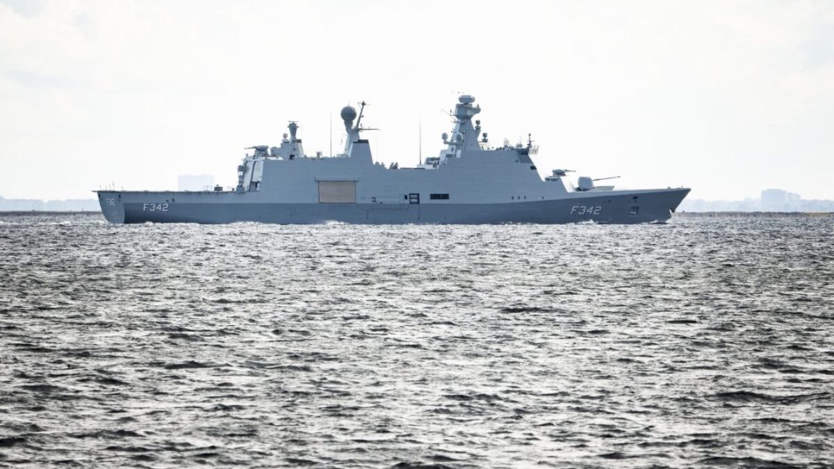 Spojenec NATO varuje pred hrozbou „hybridnej vojny“ z Ruska, zatiaľ čo drony sužujú európske vojenské základne a letiská.