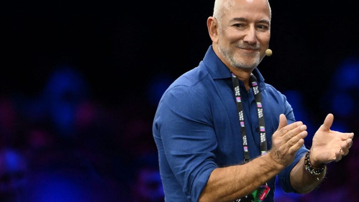 Jeff Bezos súhlasí so Samom Altmanom z OpenAI: Sme v bubline umelej inteligencie. Zakladateľ Amazonu však tvrdí, že prínosy budú „obrovské“.