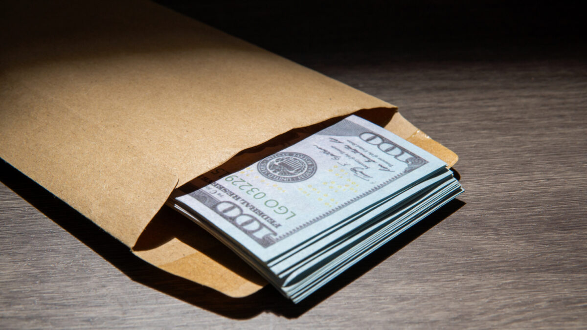 Ukončenie činnosti vlády neotriaslo chuťou riskovať; dolár klesá, nepotápa sa.