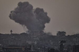 Izrael aj napriek výzvam Trumpa naďalej ostreľuje Pásmo Gazy.