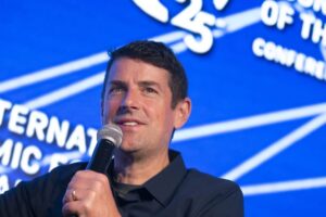 Bývalý manažér Tesly tvrdí, že odvetvie elektromobilov bude rásť a nie sa zmenšo...