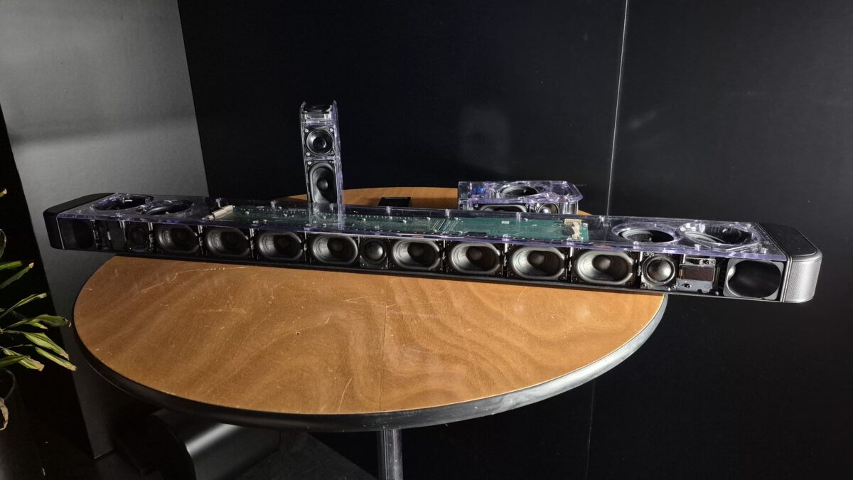 Otestoval som nový soundbar JBL s Dolby Atmos a ohromil ma svojím výkonom a odpojiteľnými bezdrôtovými reproduktormi.