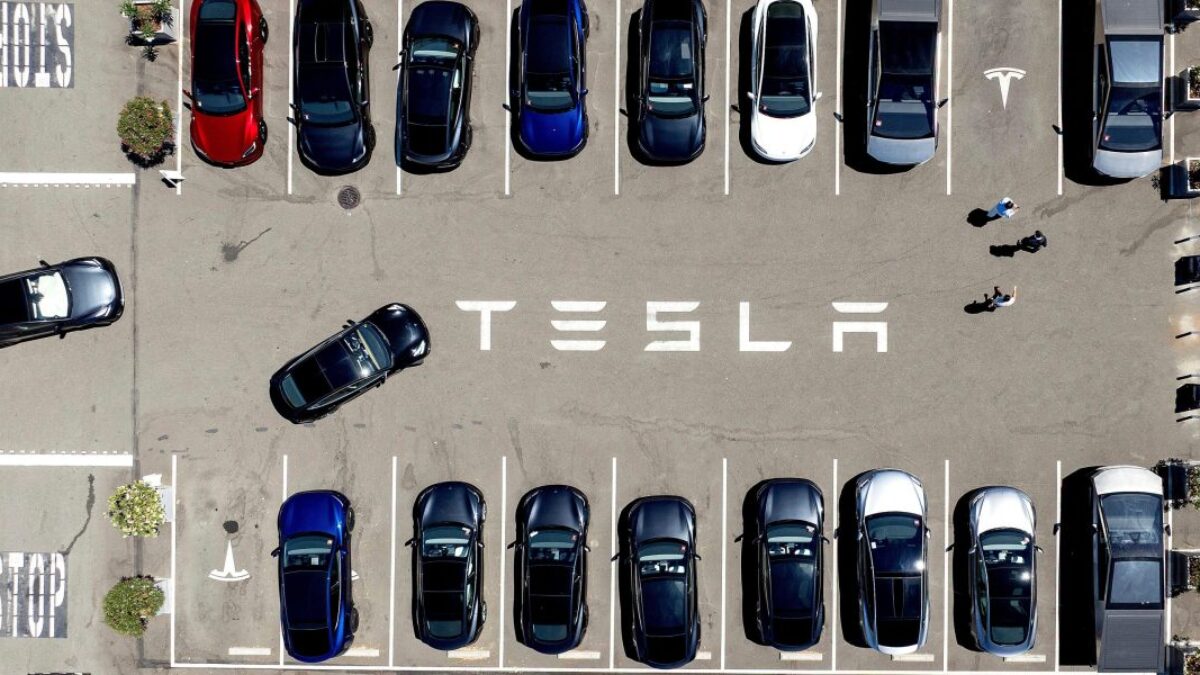 Žaloba: Konštrukcia Tesly uväznila vysokoškoláka vo vnútri, keď auto vzplanulo.