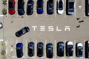 AP25276020775390-e1759516906372.jpg Žaloba: Konštrukcia Tesly uväznila vysokoškoláka vo vnútri, keď auto vzplanulo.