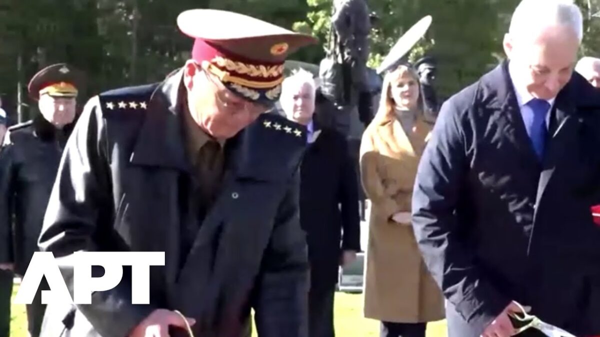 Ministri obrany Ruska a Severnej Kórey kladú kvety v Moskve počas prehlbovania vojenských väzieb. Ministri obrany Ruska a Severnej Kórey kladú kvety v Moskve počas prehlbovania vojenských väzieb.