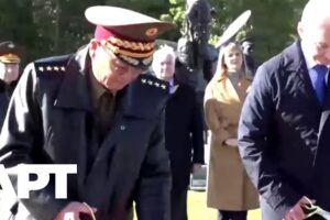 Ministri obrany Ruska a Severnej Kórey kladú kvety v Moskve Ministri obrany Ruska a Severnej Kórey kladú kvety v Moskve počas prehlbovania v...