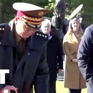 Ministri obrany Ruska a Severnej Kórey kladú kvety v Moskve počas prehlbovania v...