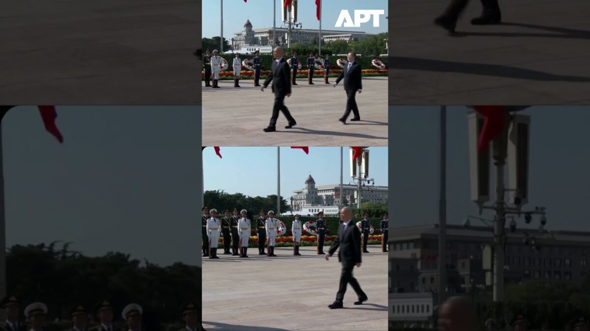 Si Ťin-pching a poprední čínski predstavitelia vzdávajú úctu padlým patriotom v Pekingu.