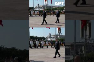 Si Ťin-pching a poprední čínski predstavitelia vzdávajú úctu padlým patriotom v ...