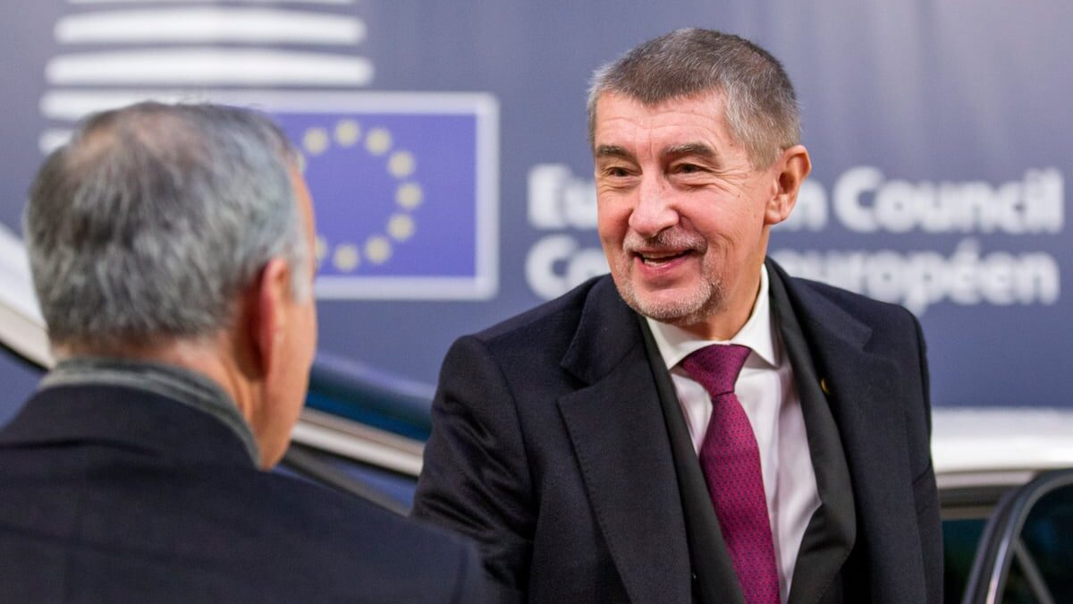 Bývalý premiér Babiš smeruje k jasnému víťazstvu v českých voľbách.