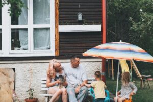 Obrazom: Na okraji domov môj. Príbehy ľudí, ktorí opustili mesto a objavili vidi...