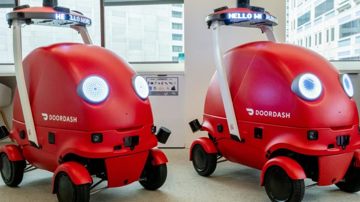 Zoznámte sa s Dot: Nový 1,5 metra vysoký robot-doručovateľ od DoorDash s hmotnosťou 159 kg, ktorý dosiahne rýchlosť 32 km/h.