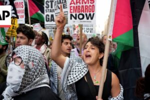 Pro-palestínski demonštranti pochodujú k OSN v New Yorku počas prejavu Netanjahu...