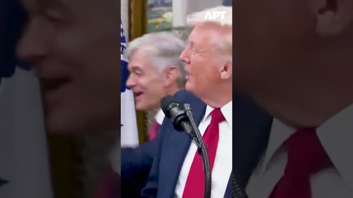 Trump žartuje o covide po kýchnutí RFK Jr. pred riaditeľom Pfizeru.