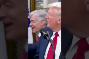 Trump žartuje o covide po kýchnutí RFK Jr. pred riaditeľom Pfizeru.