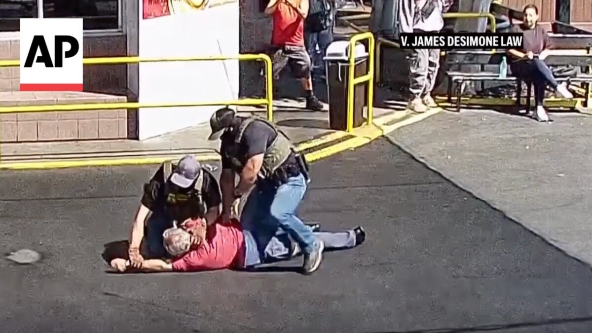 Americký občan žaluje federálnu vládu o 50 miliónov dolárov po zásahu agentov v jeho firme.