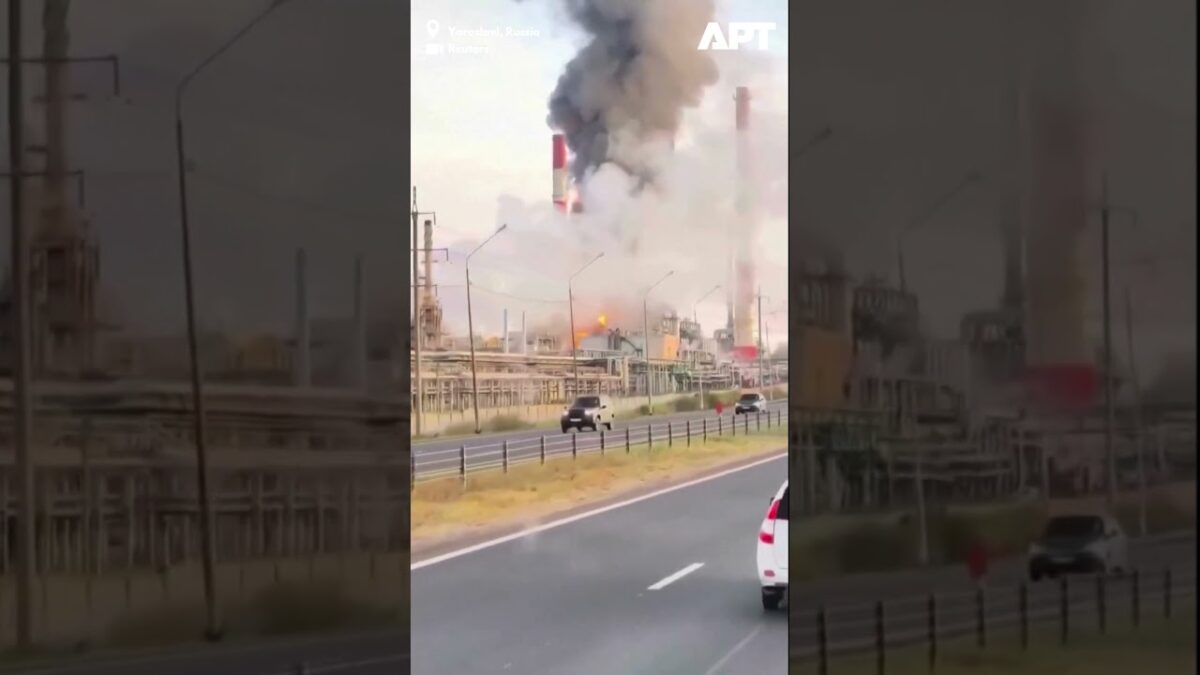 Požiar v ruskej ropnej rafinérii v Jaroslavľskej oblasti zachytený na videu.