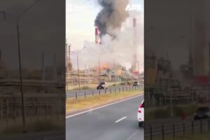 Požiar v ruskej ropnej rafinérii v Jaroslavľskej oblasti zachytený na videu.