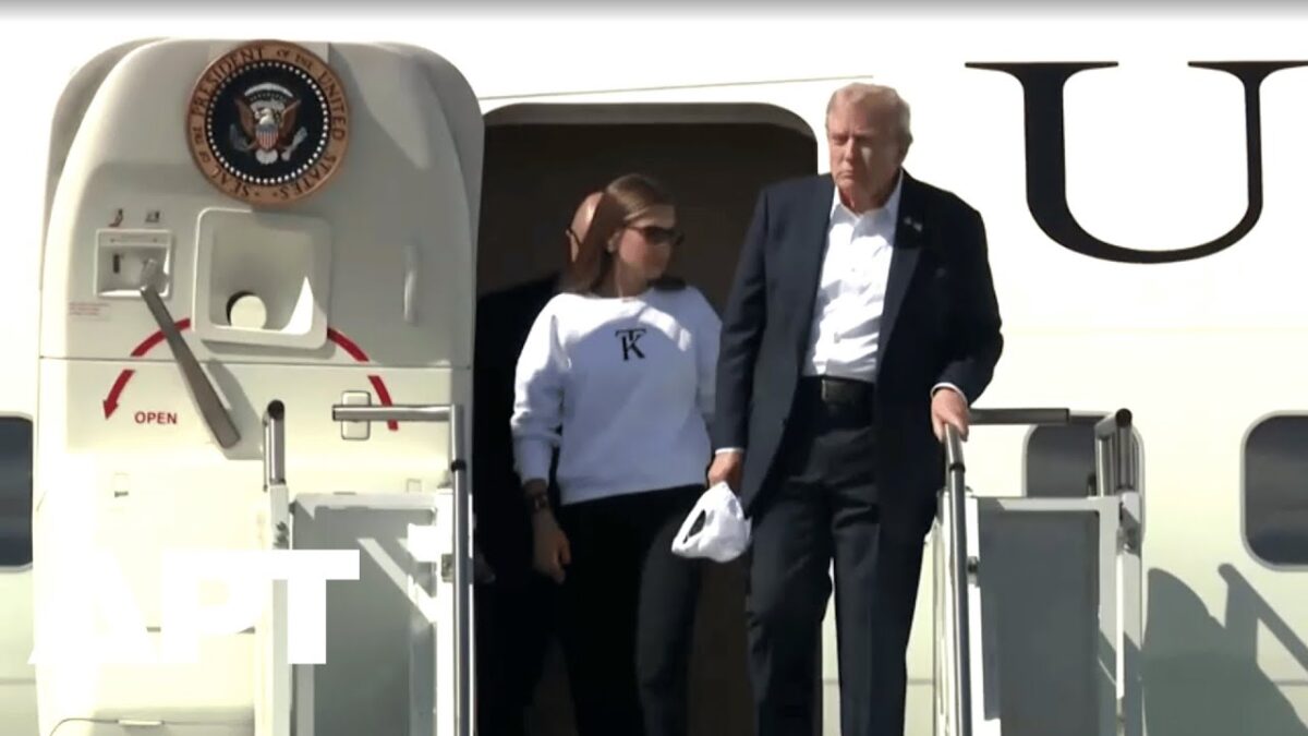 Donald Trump prichádza so svojou vnučkou Kai Madison do New Yorku na Ryder Cup 2025.