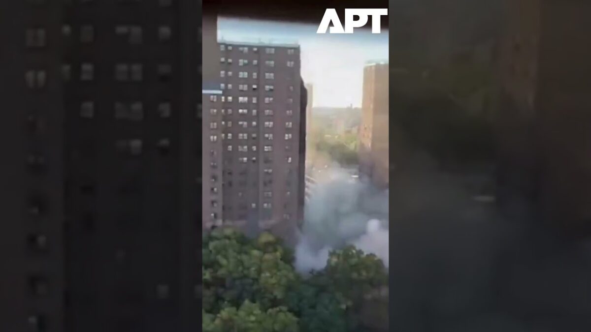 Výbuch plynu spôsobil čiastočné zrútenie budovy v Bronxe, hasiči zasahujú.