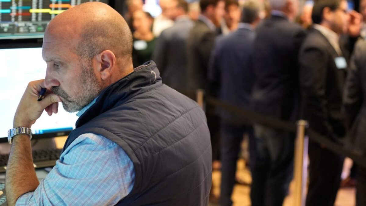 Akcie ignorujú zastavenie činnosti vlády, výnosy dlhopisov klesajú pre správu ADP o mzdách, ktorá poukazuje na slabý rast pracovných miest a rozsiahlu augustovú revíziu.