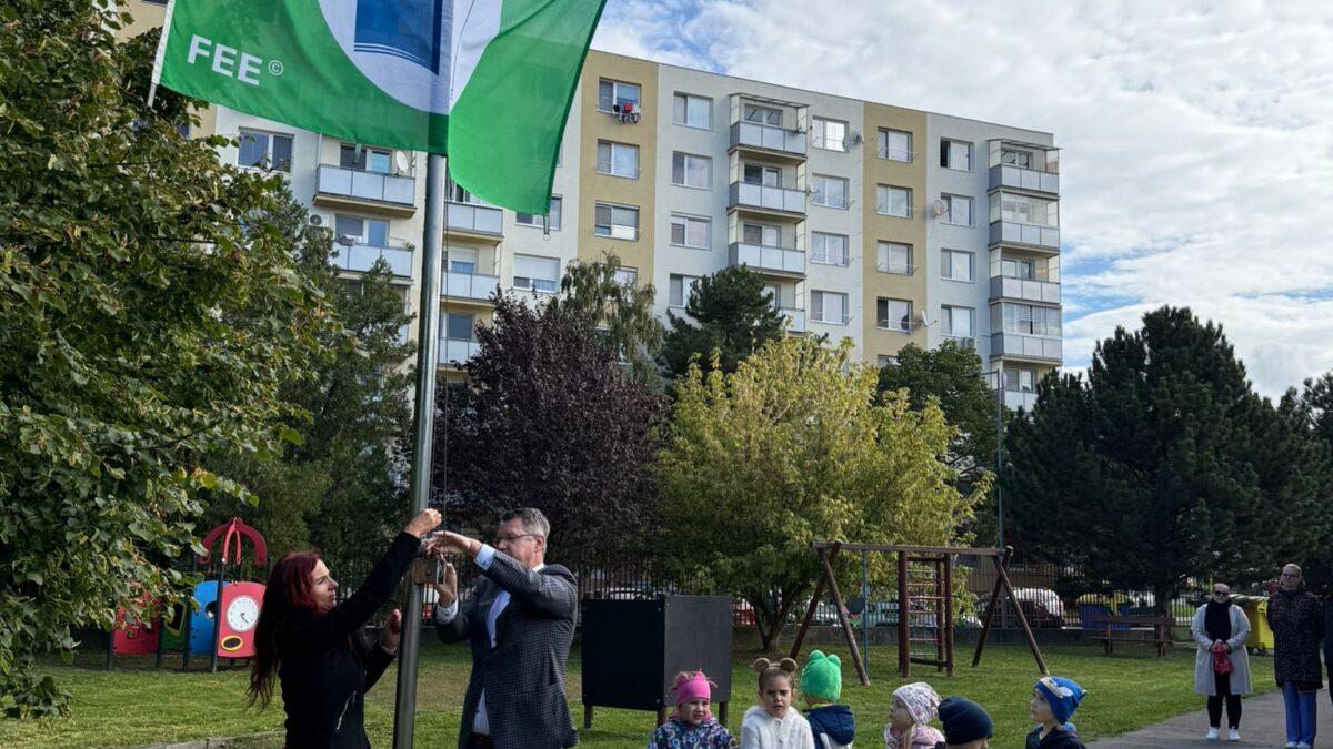 Mesto Hlohovec: Slávnostné vztyčovanie vlajky Zelenej školy v MŠ Hollého