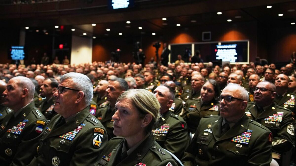 AP25273493548556-e1759265098723.jpg Trump tvrdí, že americké mestá by mali byť „výcvikovými priestormi“ pre armádu na boj proti „invázii zvnútra“ počas nezvyčajného prejavu k generálom.