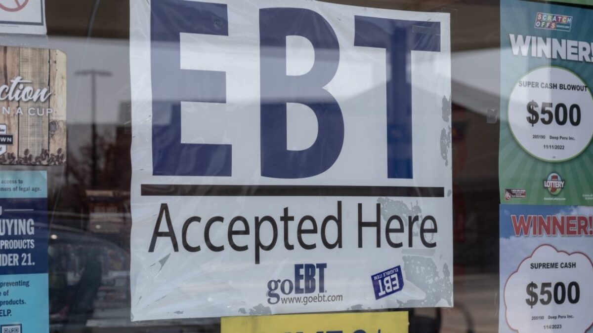 Slobodná matka žaluje Kentucky za odobratie potravinových lístkov, pretože nakupovala v obchode, kde pracovala – a vyhráva.