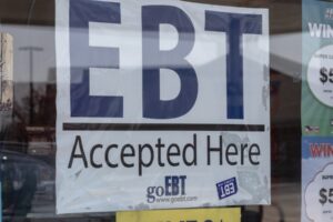Slobodná matka žaluje Kentucky za odobratie potravinových lístkov, pretože nakup...