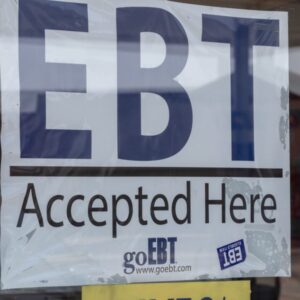 Slobodná matka žaluje Kentucky za odobratie potravinových lístkov, pretože nakup...