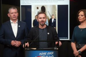 Smer oklamal a zneuži dôchodcov ako šmejdi s hrncami