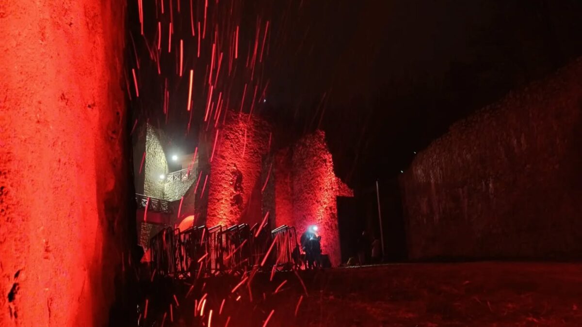 Trenčiansky hrad: Nočné osvetlenie hradu má svoje výnimočné čaro, nemyslíte? Dnes sme si ho počas podujatia Krampus skutočne vychutnali…