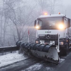 Mesto Košice: ZIMNÁ ÚDRŽBA V KOŠICIACH SA ZAČALA NOČNÝMI VÝJAZDAMI SYPAČOV NA JA...