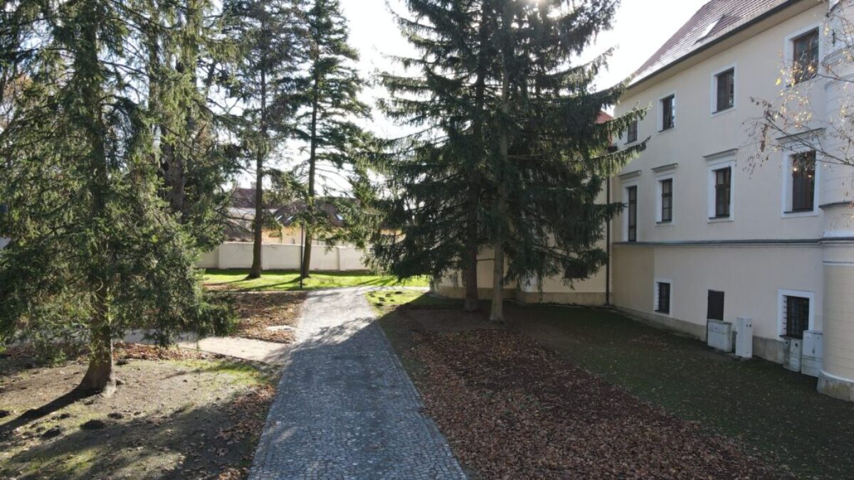 BSK: Stupavský kaštieľsky park ožíva: nový vodopád, lapidárium aj drevený chodník v mokradi sú takmer hotové