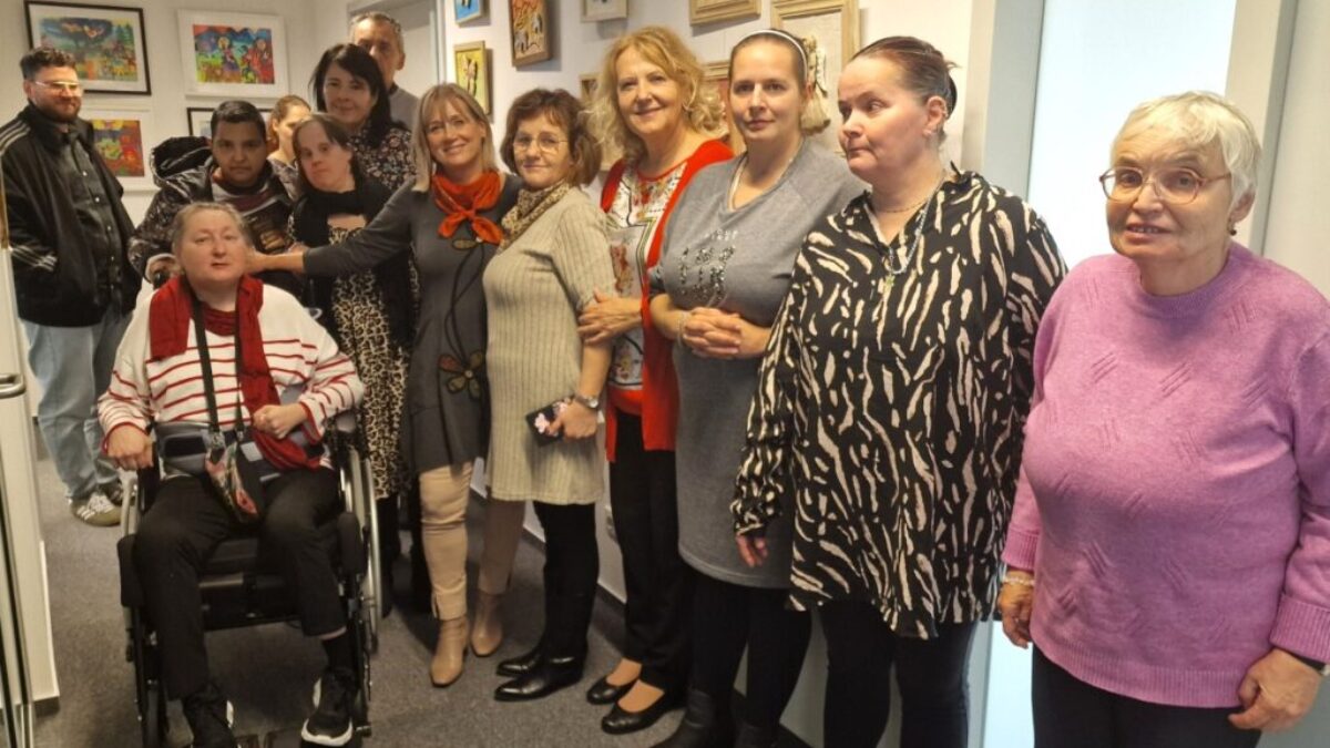 „tvoríme srdcom“ výstava obrazov prijímateľov sociálnej služby zariadenia sociálnych služieb pod hradom BSK: „Tvoríme srdcom“ výstava obrazov prijímateľov sociálnej služby Zariadenia sociálnych služieb Pod hradom