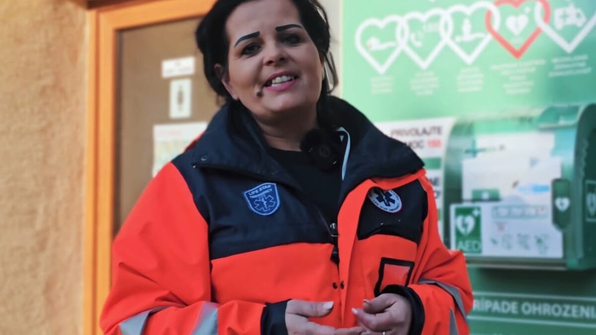 Mesto Skalica: Nikdy nevieme, čo nám život postaví do cesty. Preto si veľmi vážime dar od pani poslankyne Petry Balážikovej, profesionálnej záchranárky, ktorá spolu so sponzorom venovala mestu automatický externý de