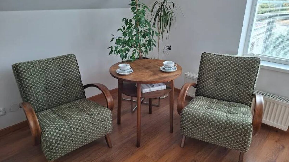 Martin Andraško: Je tu piatok, koniec pracovného týždňa a ja Vám s radosťou predstavujem výsledok repasu týchto dvoch dizajnových skvostov – kresiel od renomovaného architekta Františka Jiráka. K nim som, samozrejme,