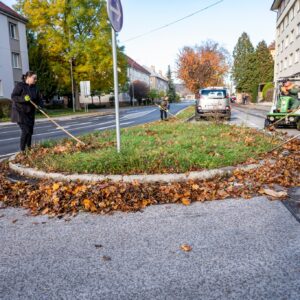 Mesto Nové Mesto nad Váhom: Zber jesenného lístia v plnom Mesto Nové Mesto nad Váhom: Zber jesenného lístia v plnom prúde
