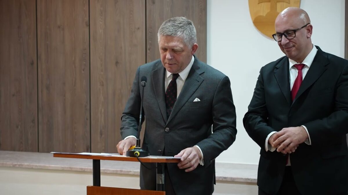 Tlačová konferencia predsedu vlády SR R. Fica po výjazdovom rokovaní vlády v obci Višňové.