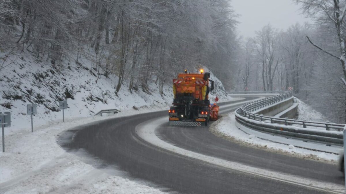 BSK: Župní cestári v teréne zabezpečujú zjazdnosť regionálnych ciest počas silvestrovského sneženia