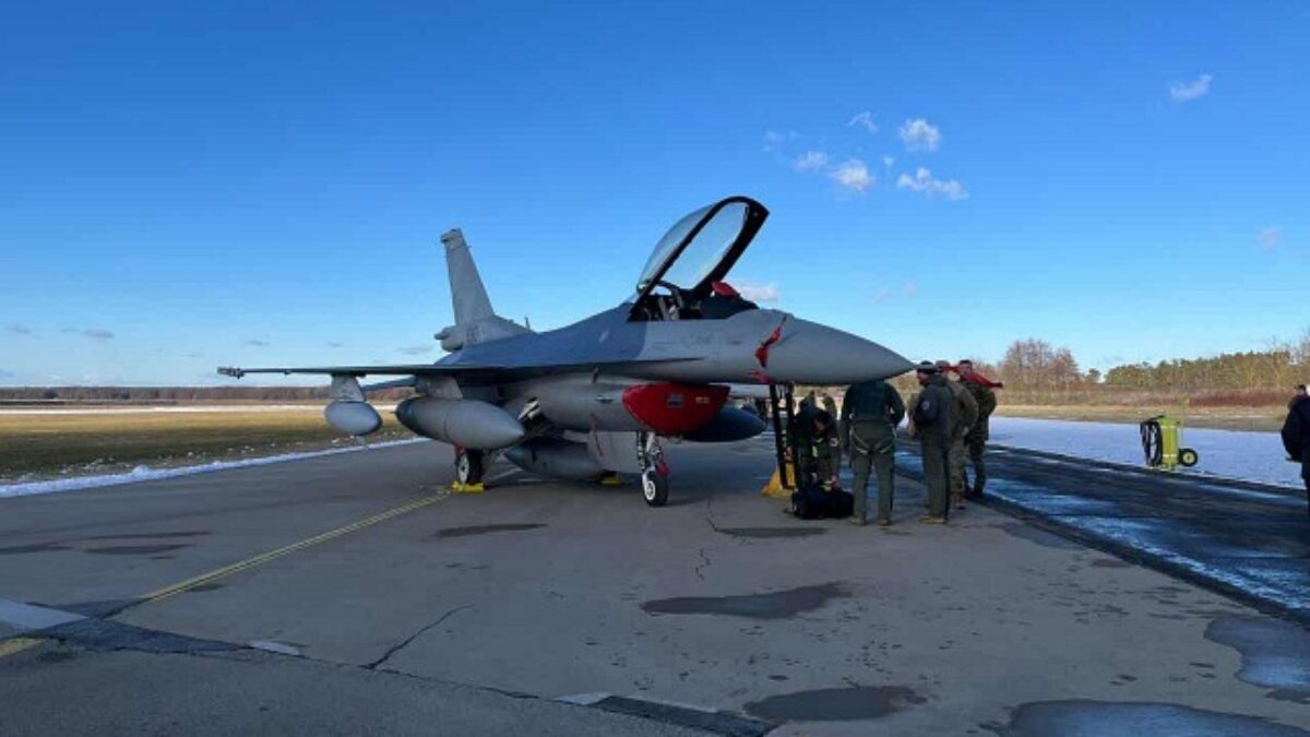 320936 stihacky77.jpg Tri stíhačky F-16 pristáli na vojenskom letisku v Kuchyni, Slovensko ich má už desať – VIDEO, FOTO