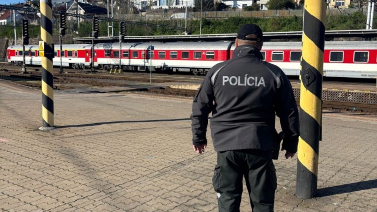 Policajti môžu naďalej cestovať vlakmi zadarmo, ministerstvo vnútra vyvracia šíriace sa fámy