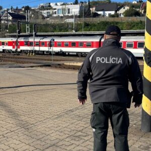 Policajti môžu naďalej cestovať vlakmi zadarmo, ministerstvo vnútra vyvracia šír...